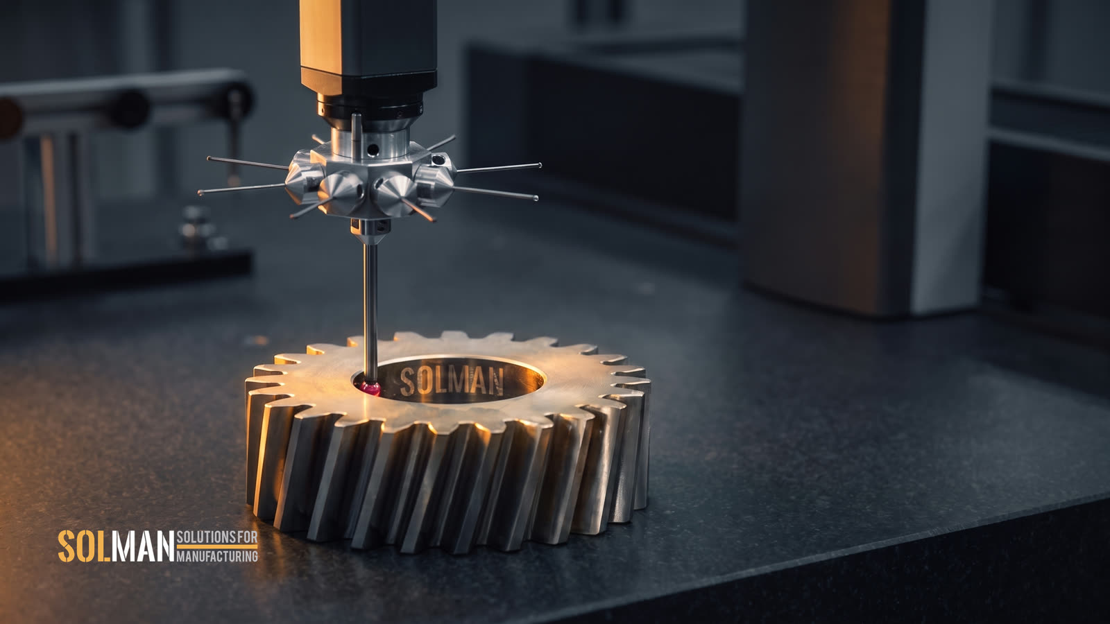 CNC koordináta mérőgép csillagtapintója méri a SOLMAN gravírozású acél fogaskerék furatát egy sötét mérőlaborban, borostyán fényben.